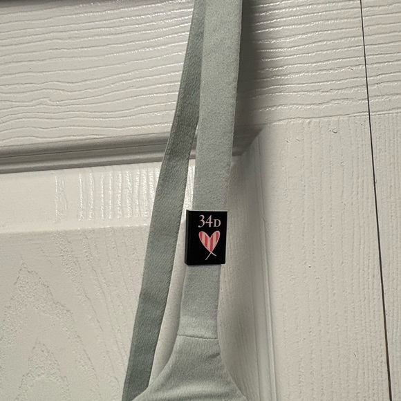 Victoria’s Secret Body by Victoria lined demi bra. Size 34D. NWT!! - Picture 4 of 10